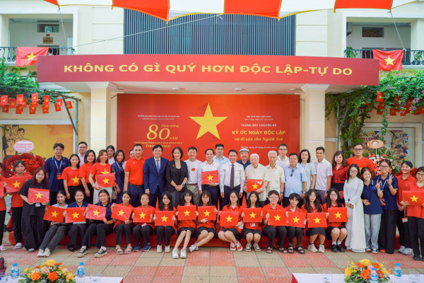 Tái hiện ký ức Ngày Độc lập tại sân trường Nhân văn