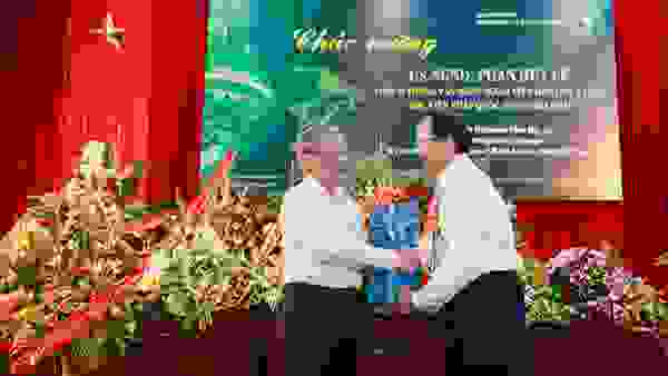Chúc mừng GS.NGND Phan Huy Lê - Viện sĩ Thông tấn nước ngoài