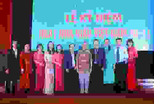 [Chùm ảnh] Lễ kỉ niệm 20-11: Thấm đượm tình thầy trò
