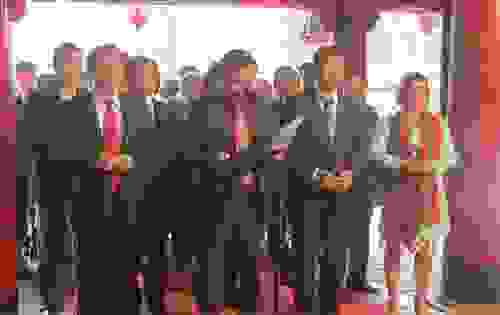 Dâng hương tại Văn Miếu - Quốc Tử Giám