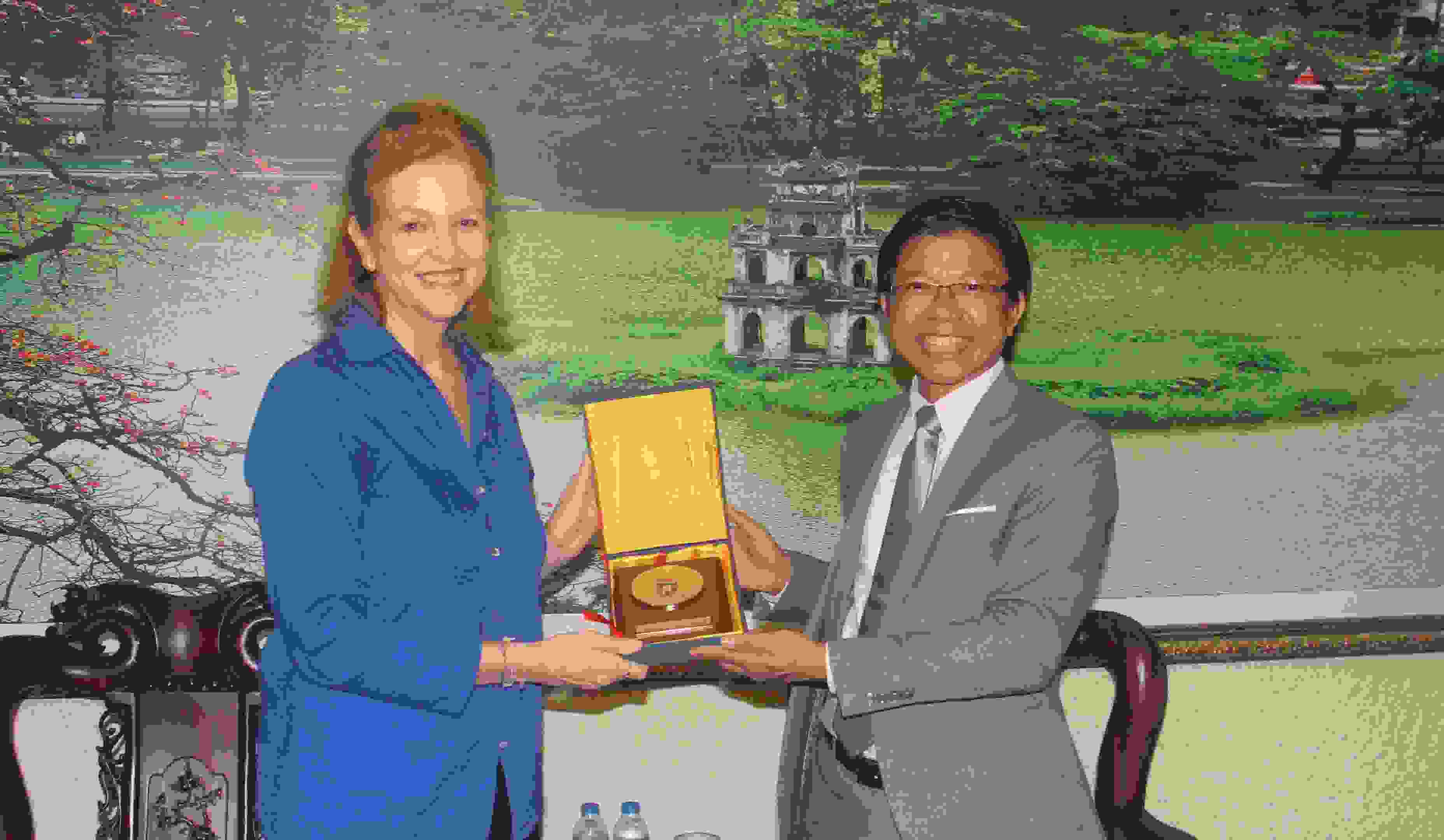 Phó Hiệu trưởng Hoàng Anh Tuấn tiếp bà Caitlin Wiesen  (Giám đốc Quốc gia UNDP)