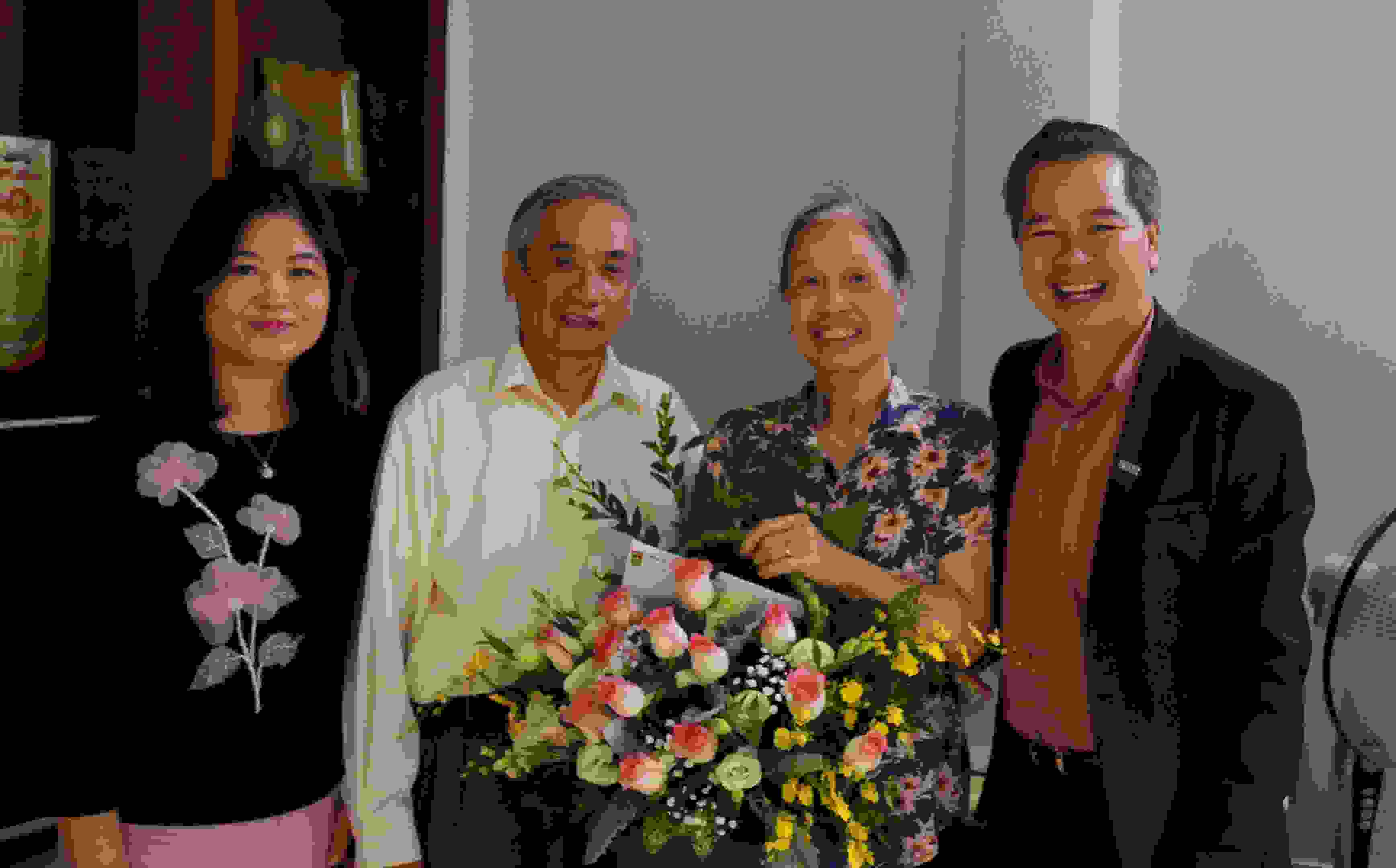 GS.TS Phạm Quang Minh thăm hỏi nhà giáo lão thành