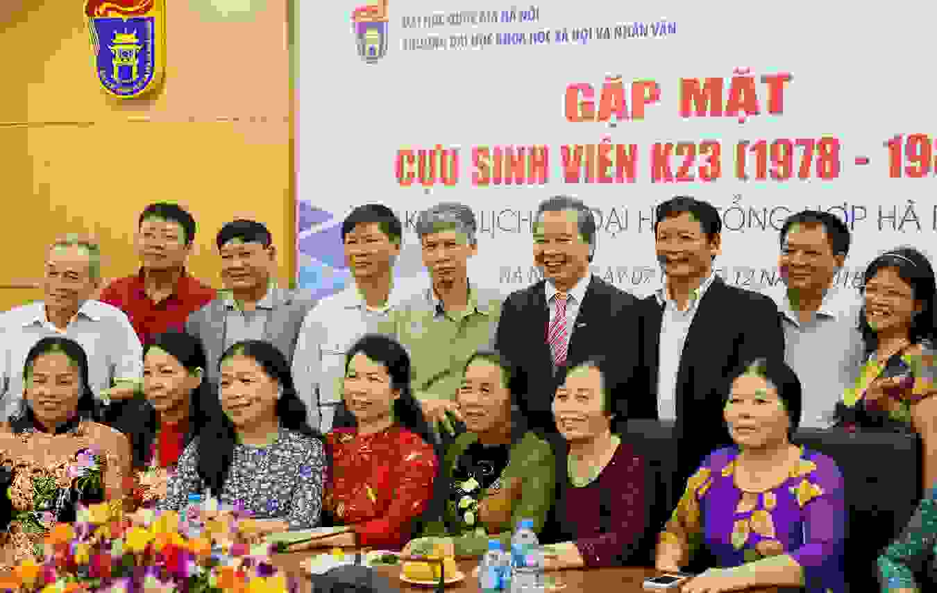 Tập thể cựu SV K23 Lịch sử thăm Trường ĐHKHXH&NV