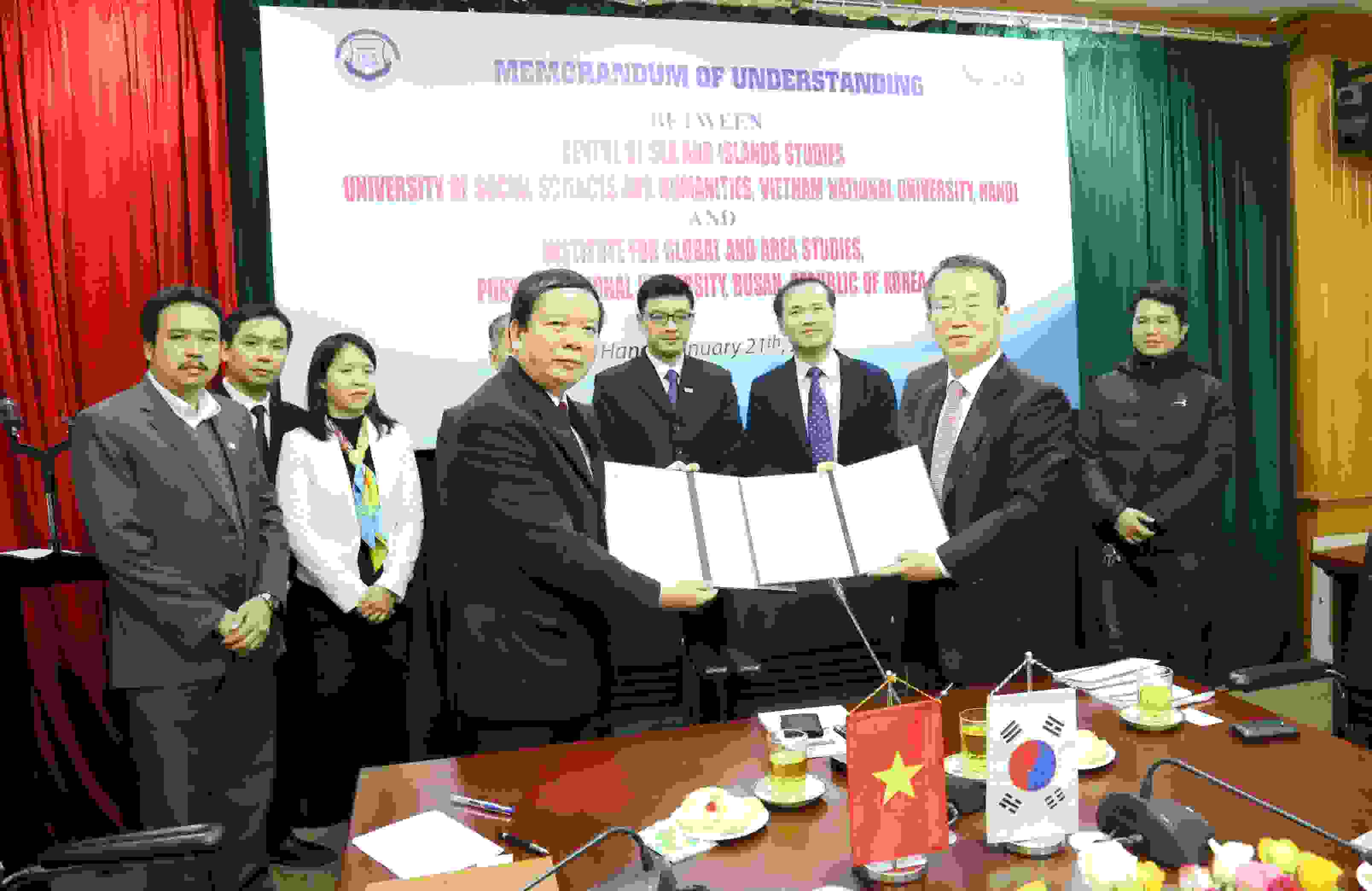 Trung tâm Biển và Hải đảo ký hợp tác chính thức với Viện Toàn cầu và Khu vực học (ĐH Pukyong, Hàn Quốc)