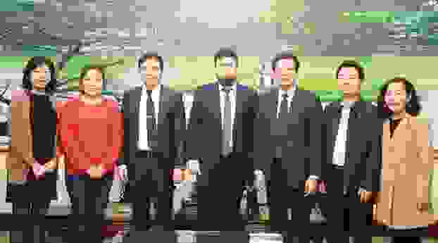 Phó Hiệu trưởng Nguyễn Văn Kim tiếp Giám đốc Văn phòng Quỹ Rosa Luxemburg Khu vực Đông Nam Á