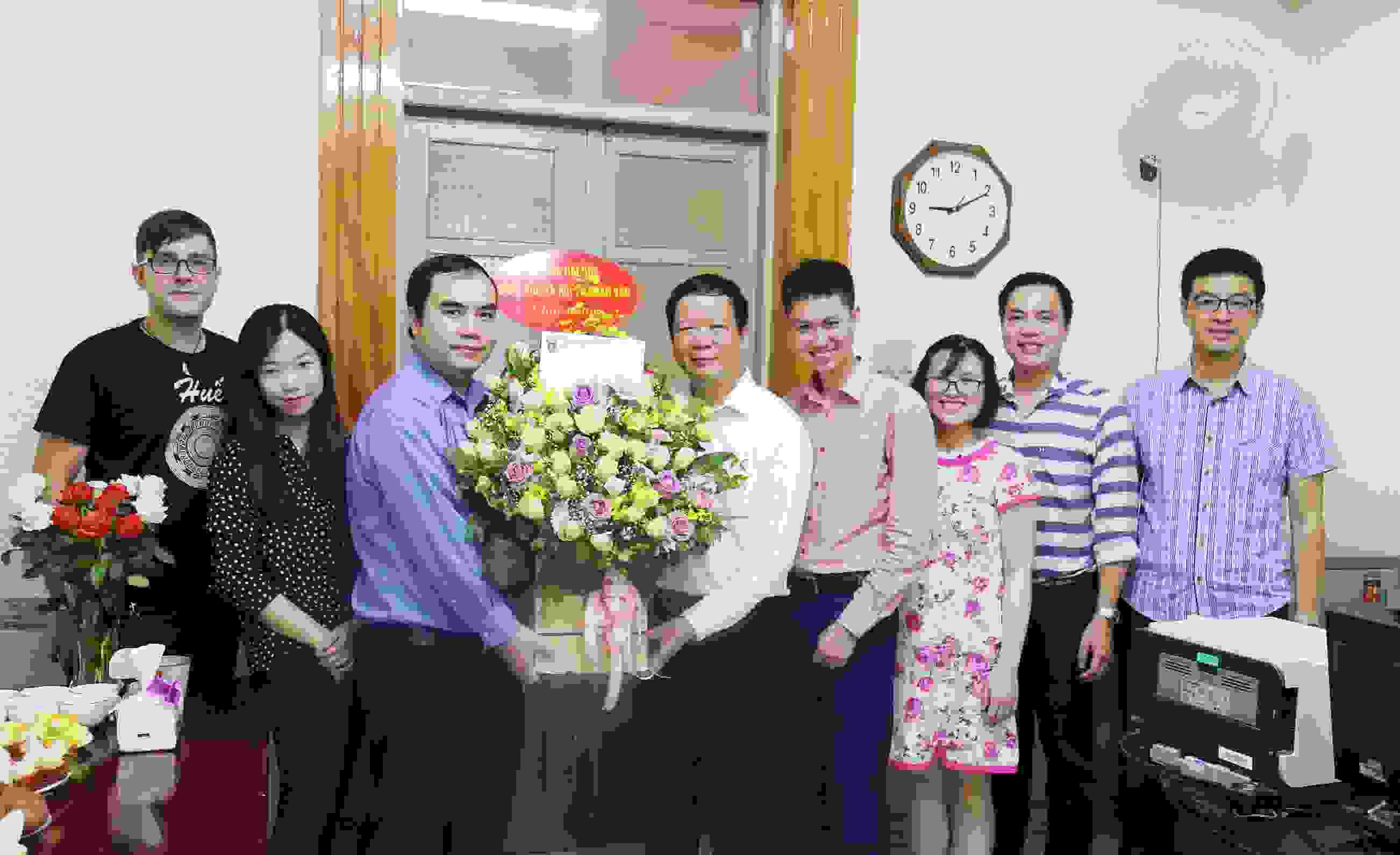 GS.TS Nguyễn Văn Kim chúc mừng Tạp chí KHXH&NV nhân ngày 21/6