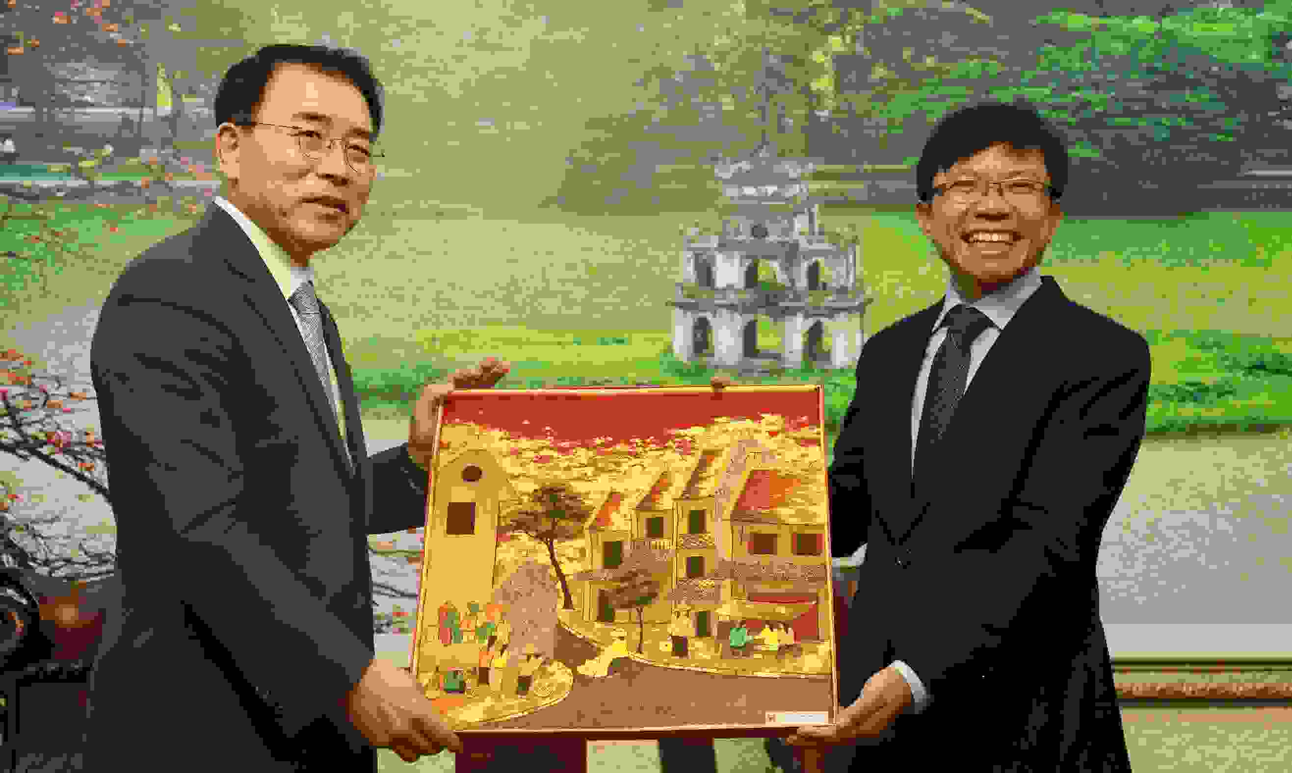 Phó Hiệu trưởng Hoàng Anh Tuấn tiếp ông Cho Yong Byoung (CEO tập đoàn Shinhan, Hàn Quốc)