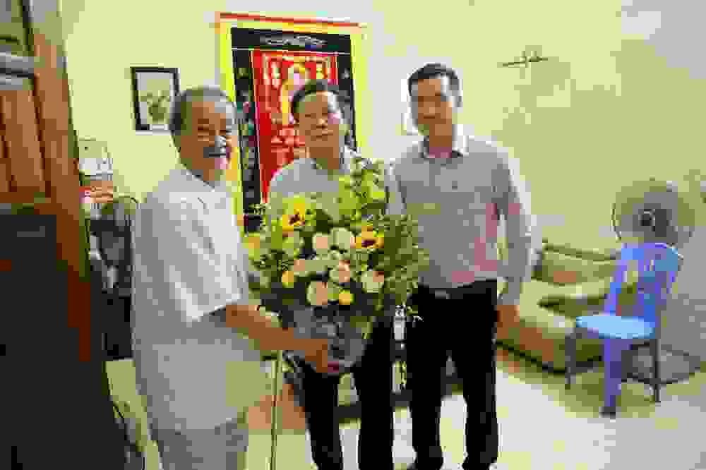 GS.TS Nguyễn Văn Kim thăm hỏi các nhà giáo lão thành nhân ngày 20/11