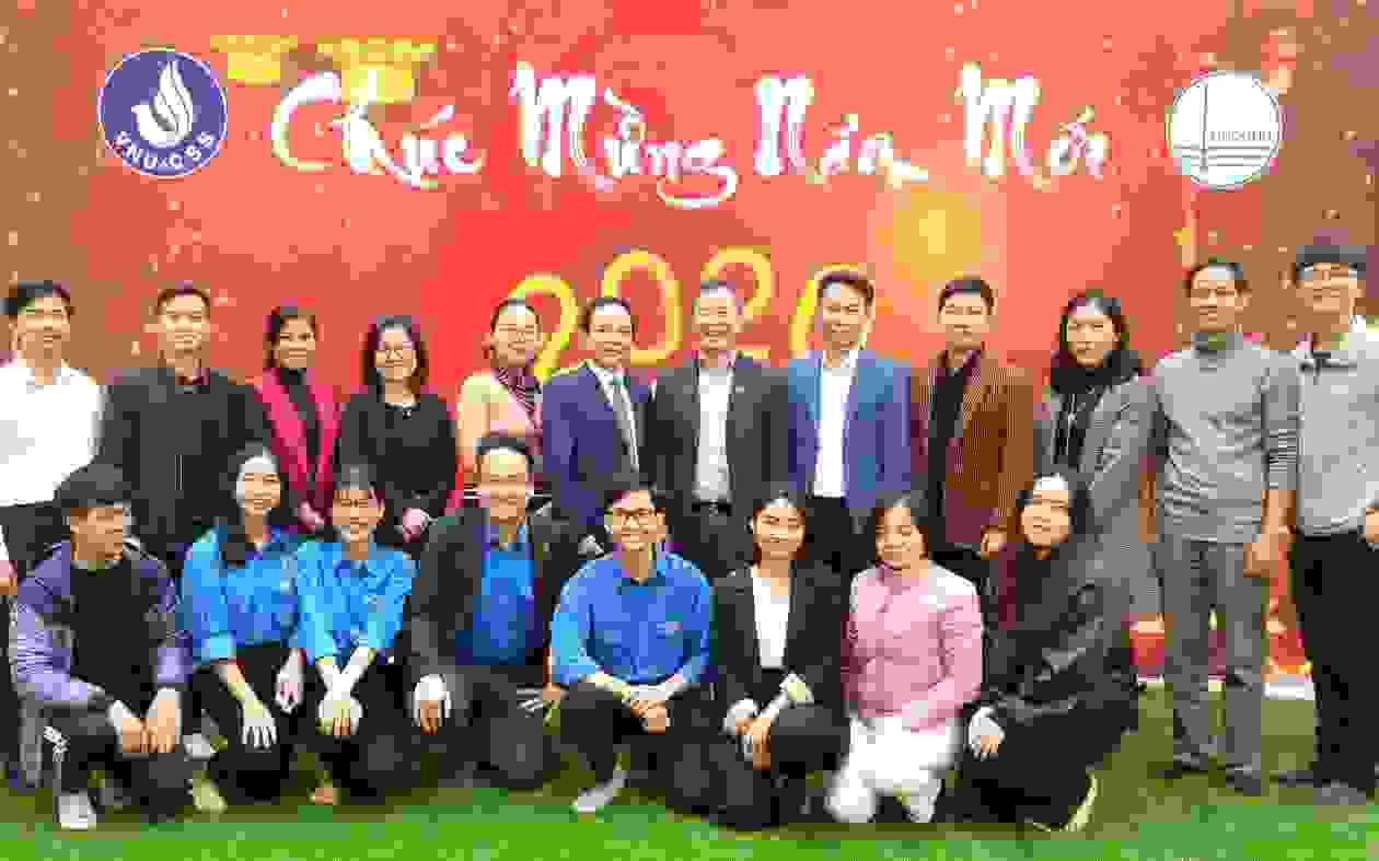 GS. Hiệu trưởng Phạm Quang Minh thăm và chúc tết sinh viên KTX Mễ Trì