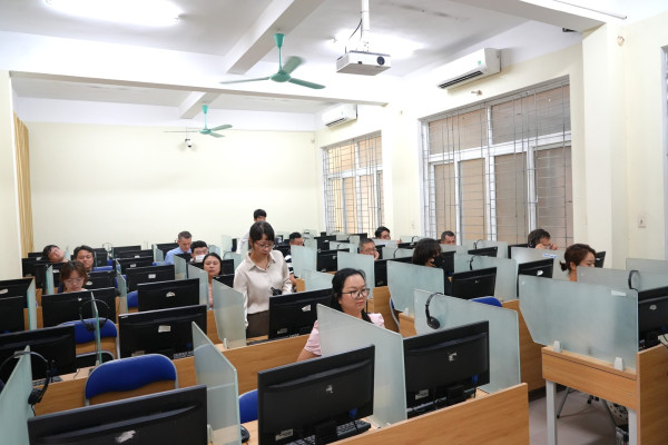 Các thí sinh hoàn thành Kỳ thi Đánh giá năng lực tiếng Việt theo khung năng lực tiếng Việt dùng cho người nước ngoài đợt 3 năm 2025