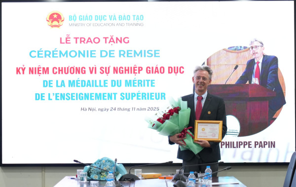 GS. Philippe Papin được trao Kỷ niệm chương “Vì sự nghiệp giáo dục”