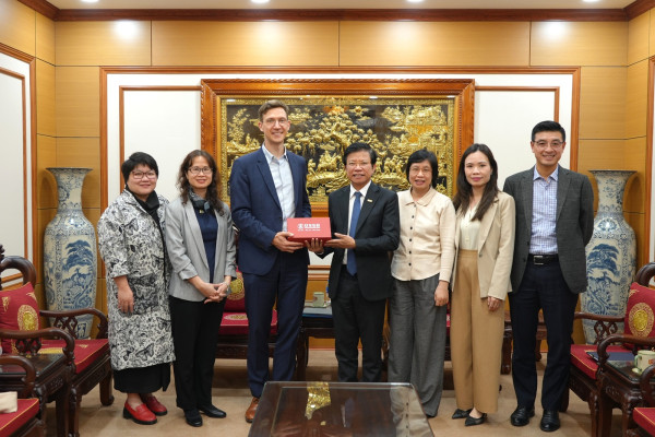 Quỹ Konrad Adenauer Stiftung (KAS) tăng cường hợp tác nghiên cứu, trao học bổng cho sinh viên, học viên VNU-USSH