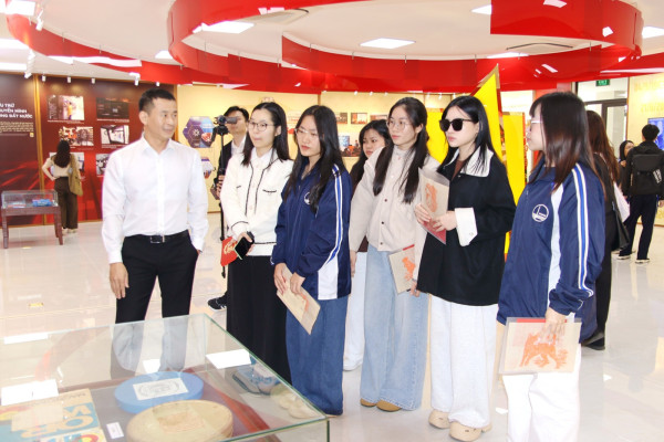 Sinh viên ngành Lưu trữ học tham quan, trải nghiệm không gian triển lãm “Thưởng lãm Châu phê - Lưu dấu Mộc bản”