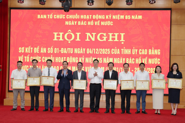 Trường Đại học Khoa học Xã hội và Nhân văn vinh dự nhận Bằng khen của UBND tỉnh Cao Bằng
