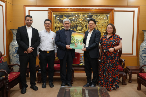 Trường Đại học Khoa học Xã hội và Nhân văn hợp tác với Đại sứ quán Iran