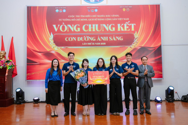 Sinh viên Trường ĐH KHXH&NV giành giải Nhất cuộc thi “Con đường ánh sáng”