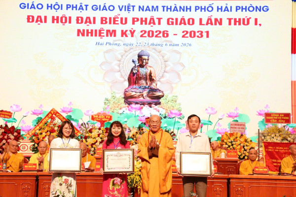 Giáo hội Phật giáo Việt Nam TP. Hải Phòng trao tặng bằng tuyên dương công đức cho các cá nhân có đóng góp cho hoạt động phật sự của thành phố