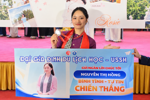 Sinh viên Nguyễn Thị Hồng cùng tấm huy chương Á Quân