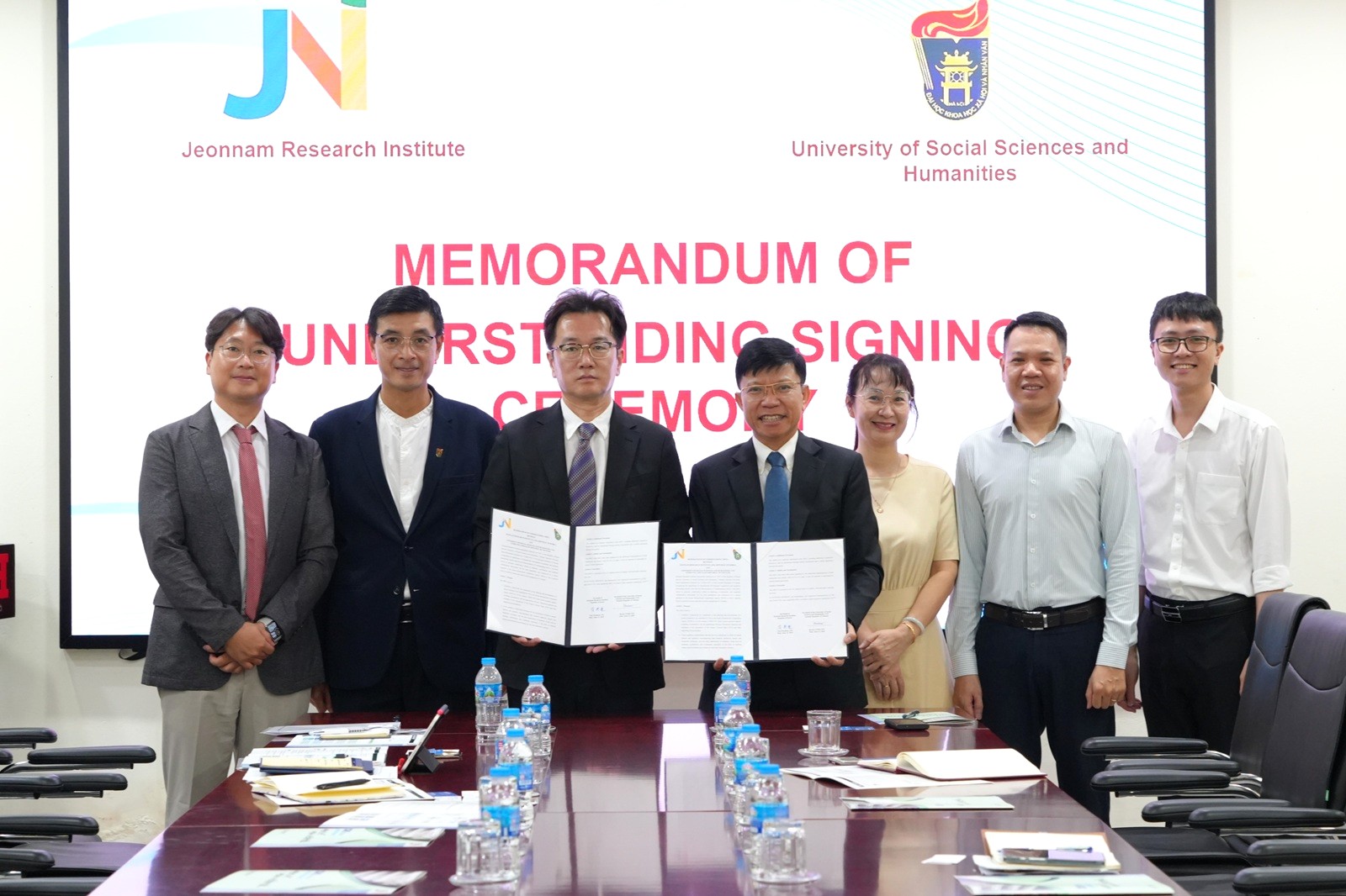 Hợp tác trong khoa học lưu trữ giữa Trường ĐH KHXH&NV và Viện nghiên cứu Jeonnam