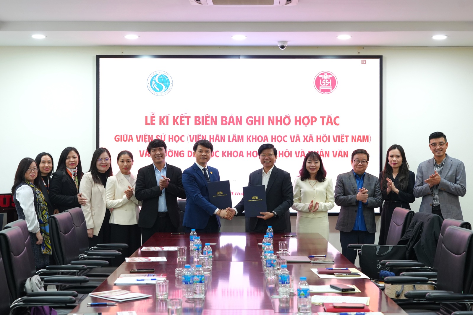 Trường ĐHKHXH&NV và Viện Sử học ký kết Biên bản ghi nhớ, tăng cường hợp tác trong nghiên cứu và đào tạo