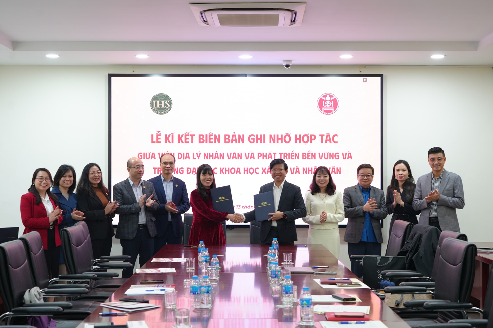 Trường ĐHKHXH&NV ký kết Biên bản ghi nhớ hợp tác với Viện Địa lý Nhân văn và Phát triển bền vững