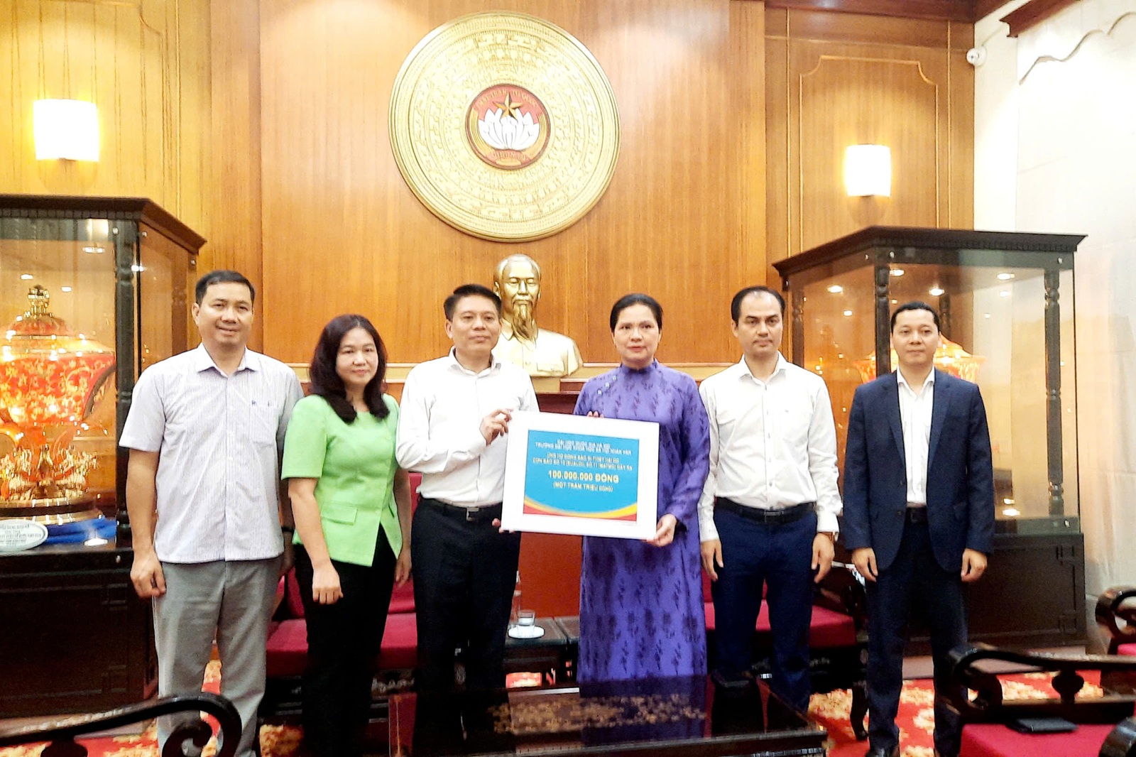 Công đoàn Trường ĐH KHXH&NV ủng hộ 250 triệu tới đồng bào bị ảnh hưởng bởi bão lũ