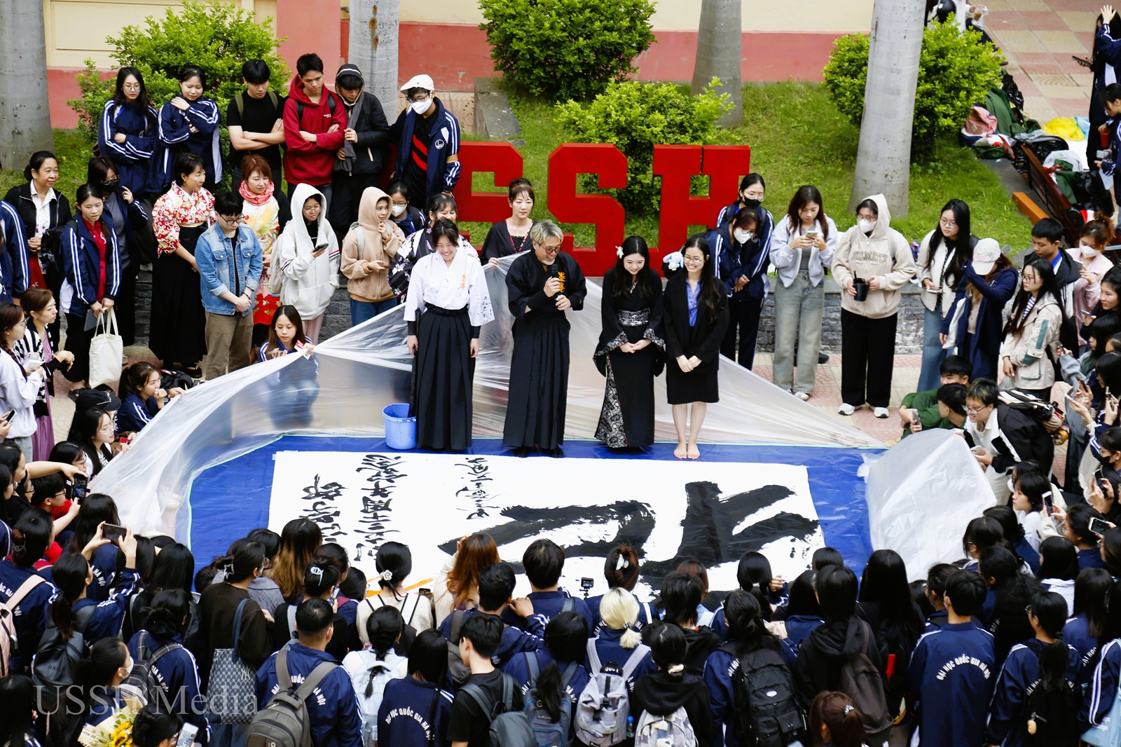 Sinh viên USSH thích thú với nghệ thuật Thư đạo Nhật Bản