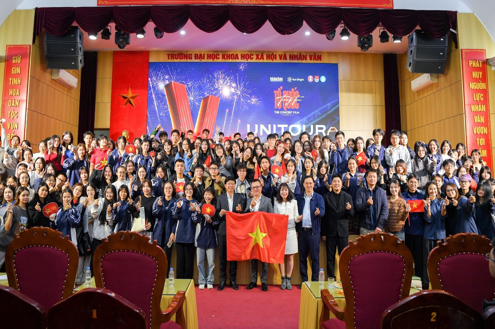 Bùng nổ trong buổi chiếu “Tổ Quốc Trong Tim: The Concert Film” tại Trường đại học Khoa học Xã hội và Nhân văn