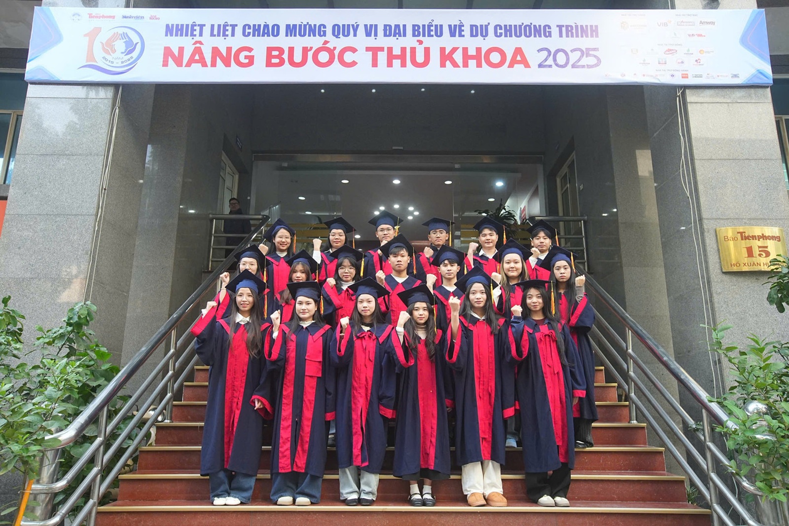 Chúc mừng 02 sinh viên VNU-USSH được trao học bổng “Nâng bước thủ khoa” của báo Tiền Phong